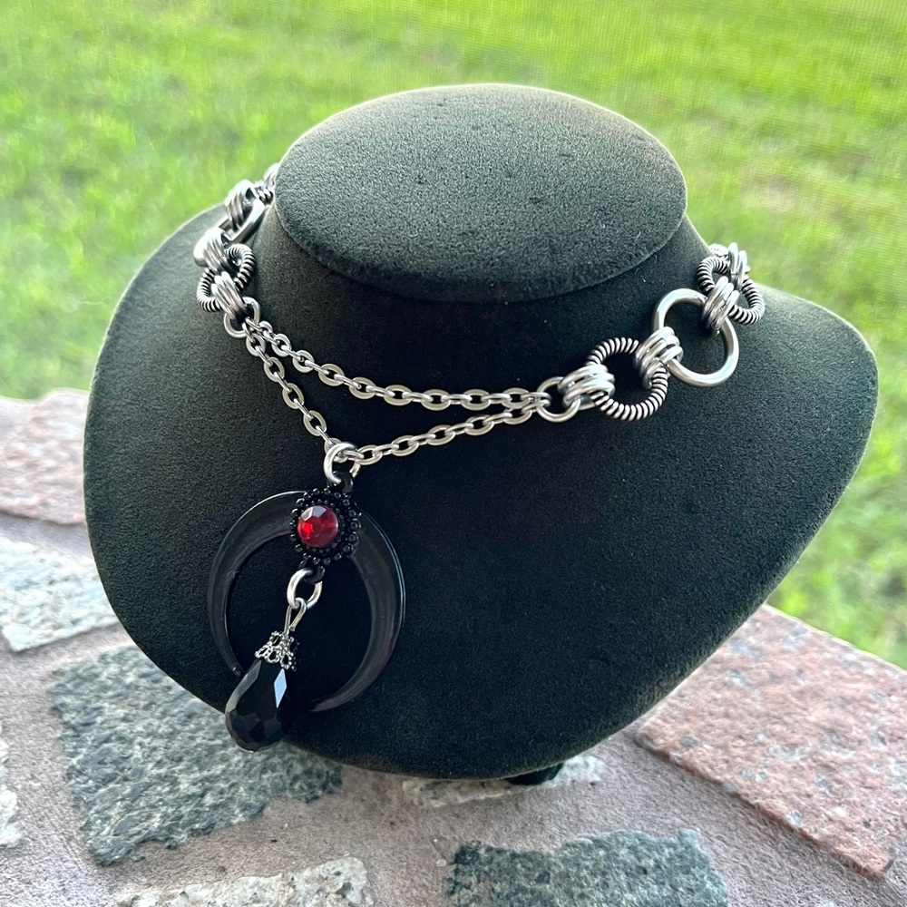 Handmade maille choker necklace black up side down moon lunula red & black stone - Picture 9 of 14